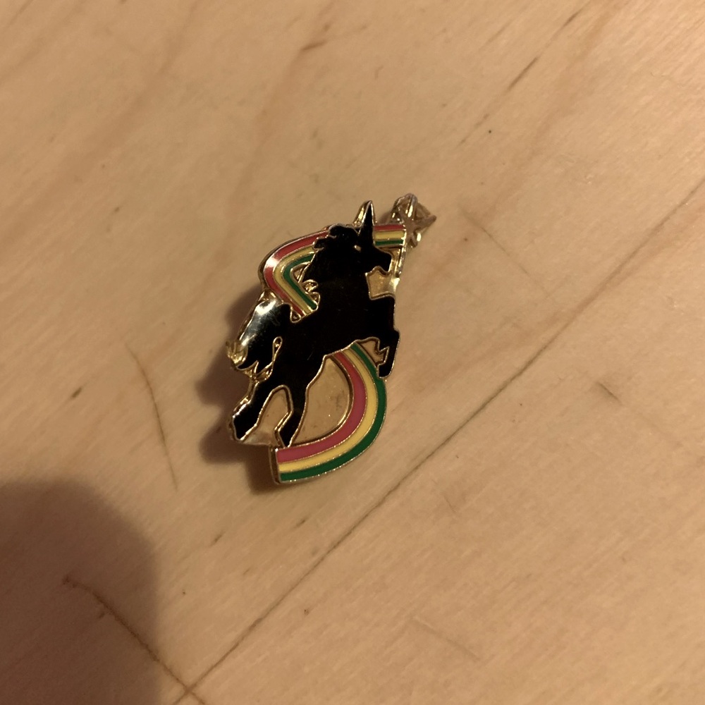 Vintage unicorn w/ rainbow shooting star enamel pin